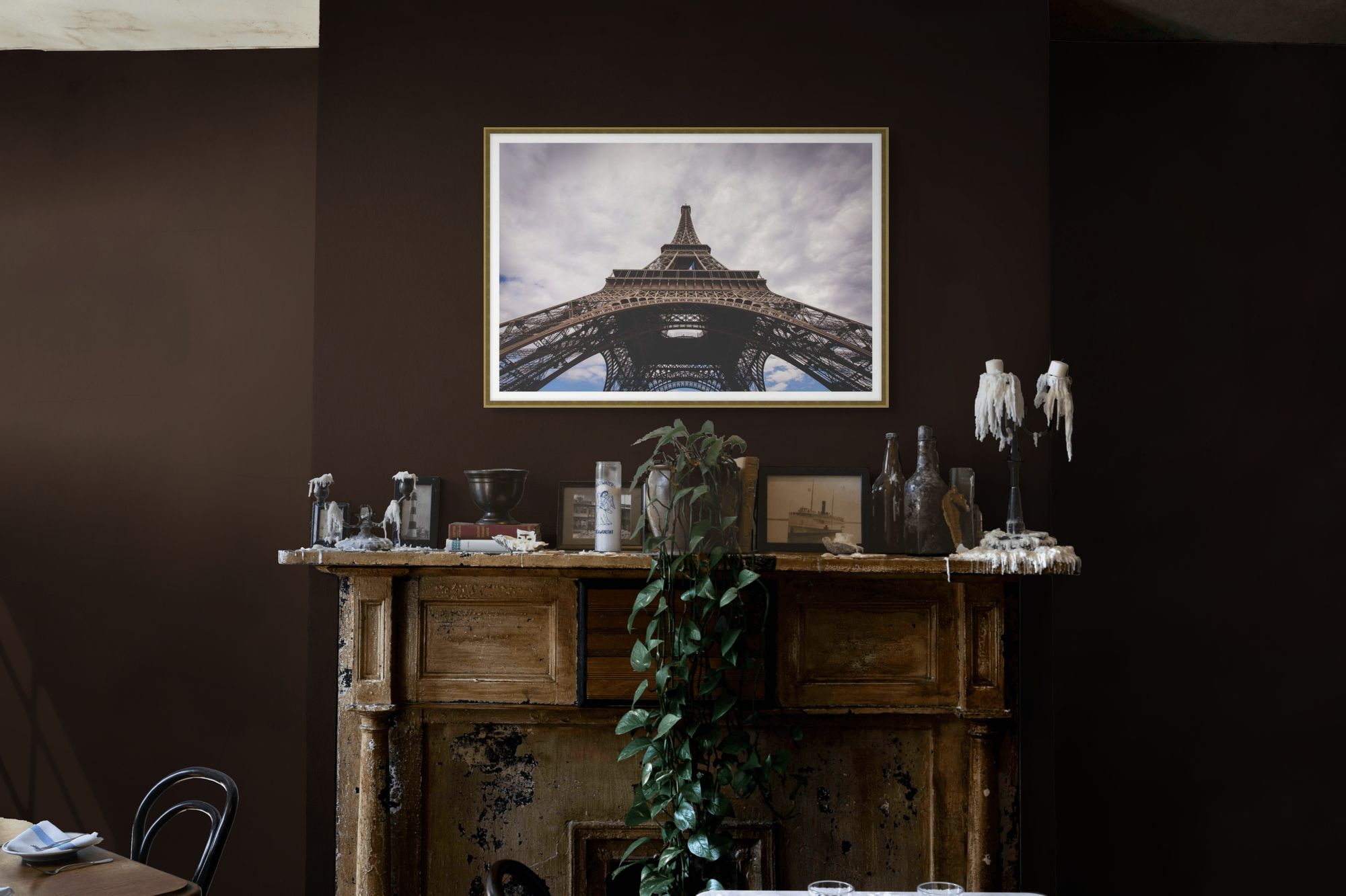 La Tour 1 in a room