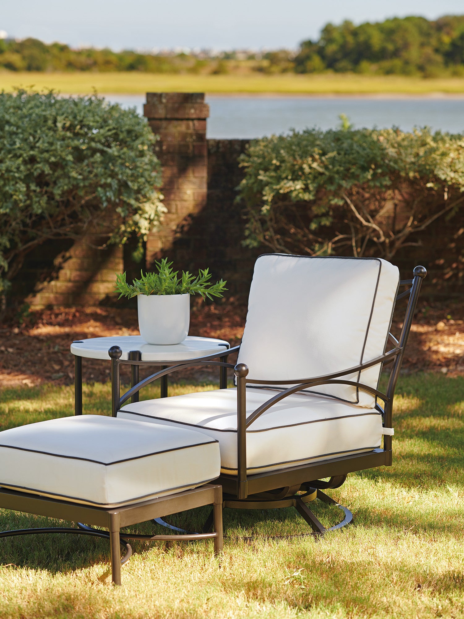 Swivel Lounge Chair