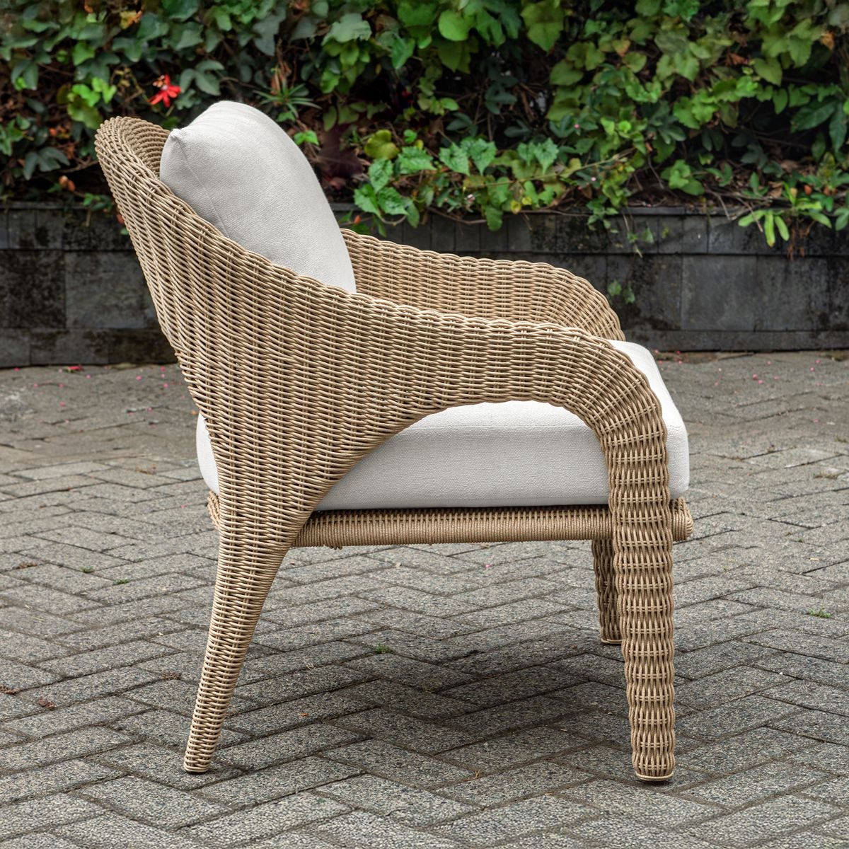 Kavali Outdoor Lounge Chair