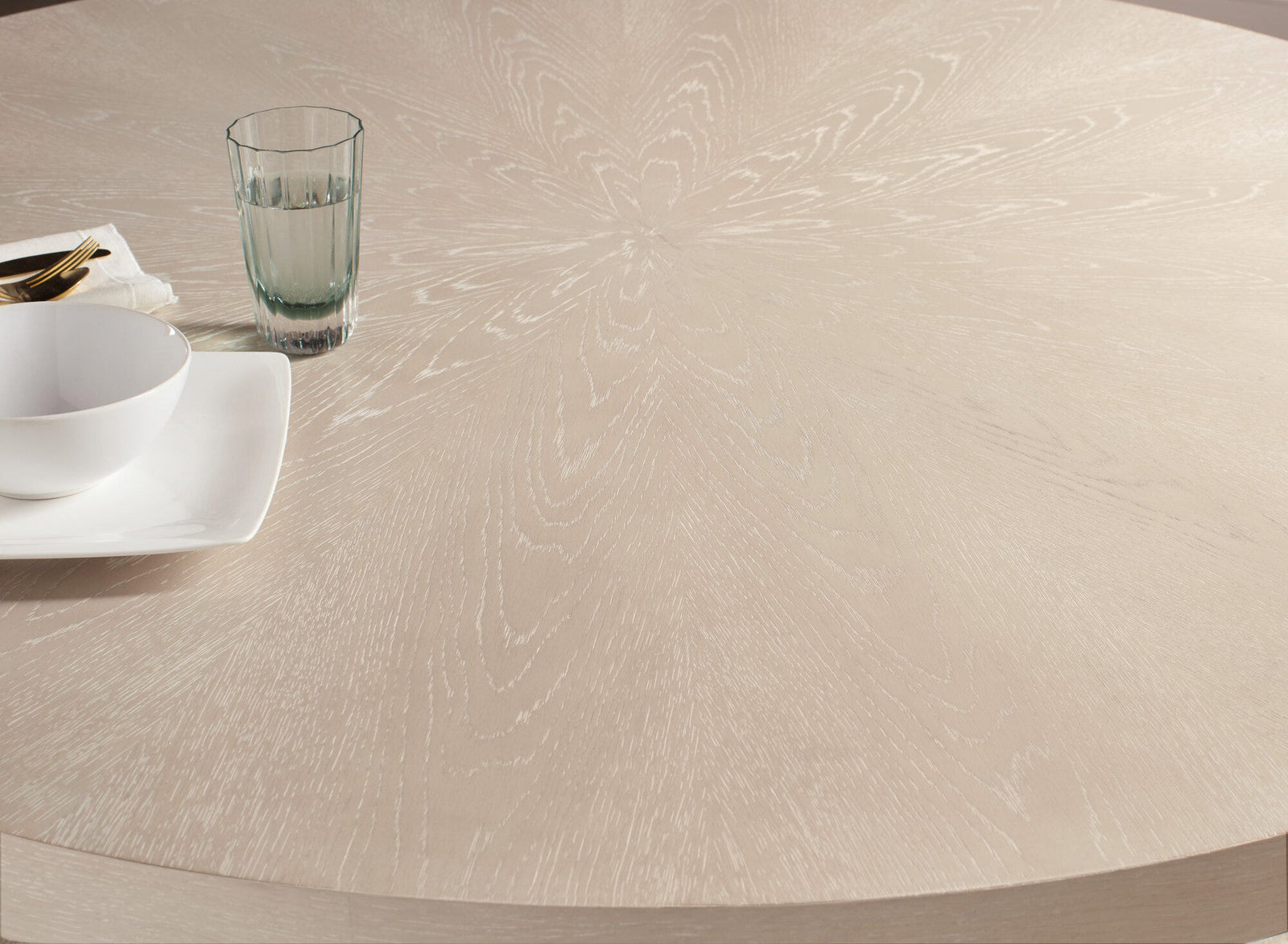 Nouveau Chic Round Pedestal Dining Table