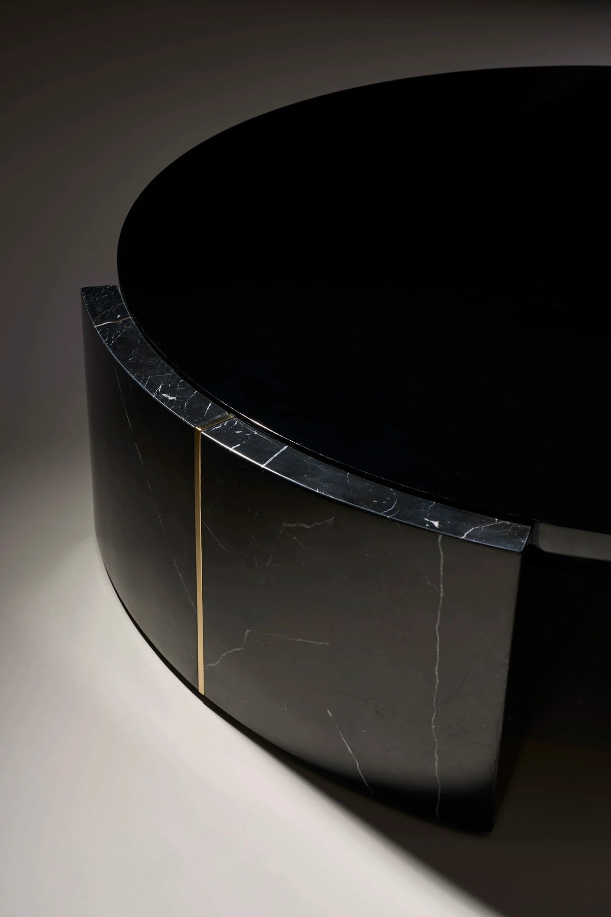 Overlap Round Cocktail Table Dark