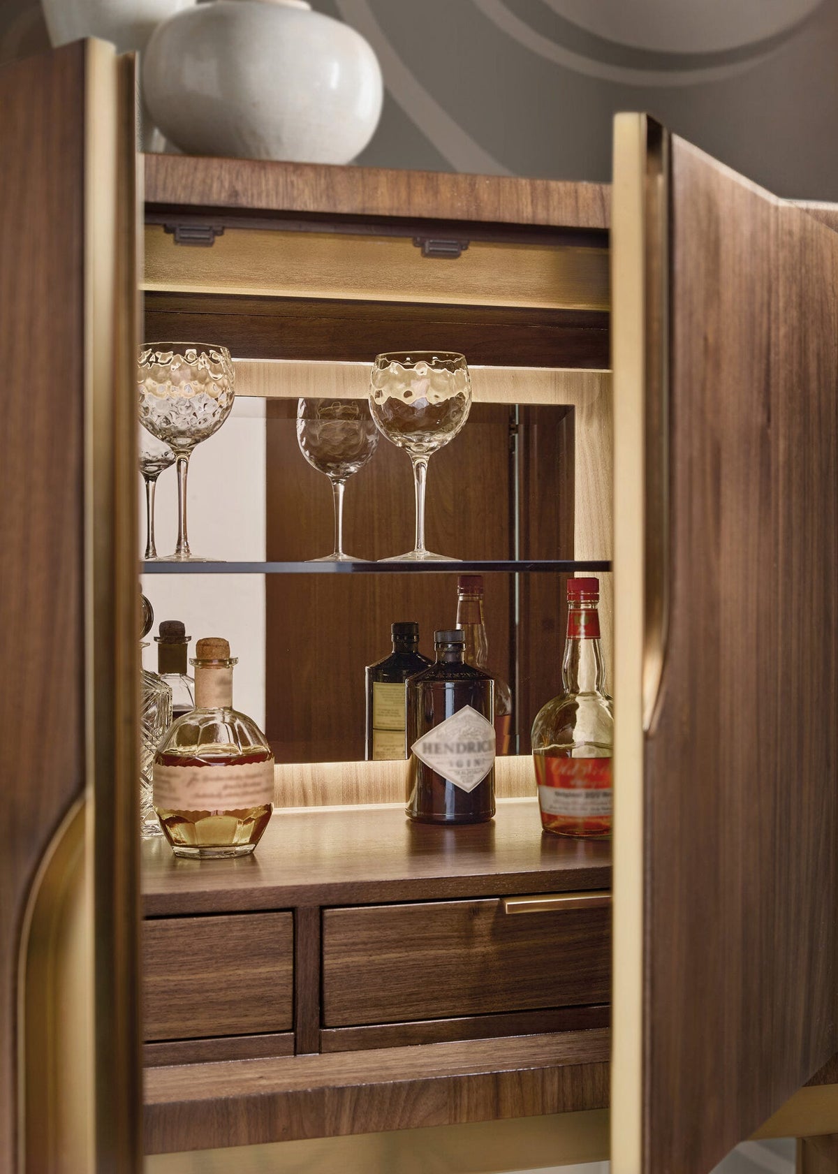 Eleana Bar on Stand