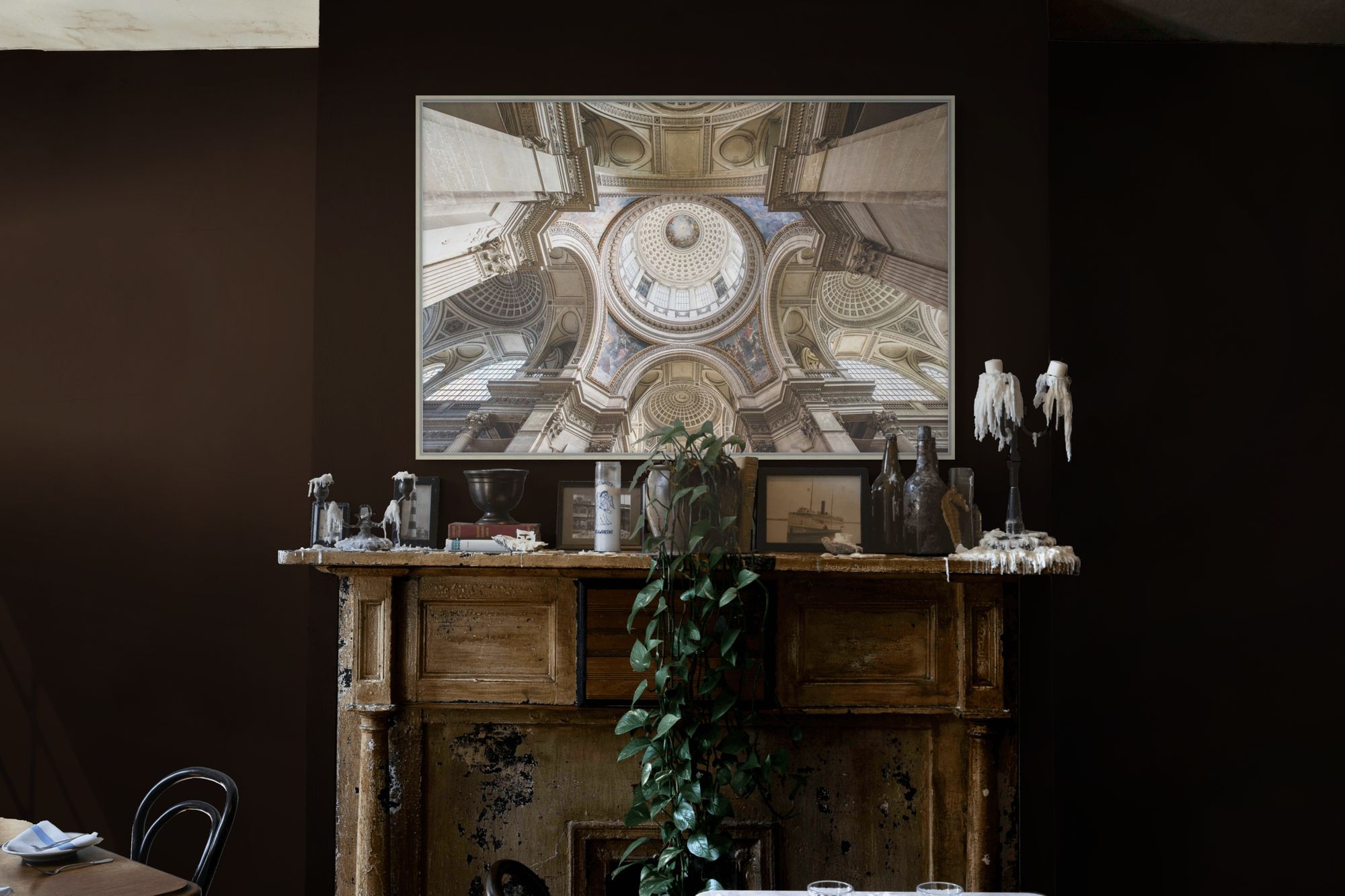 Neoclassical Oculus 1 in a room