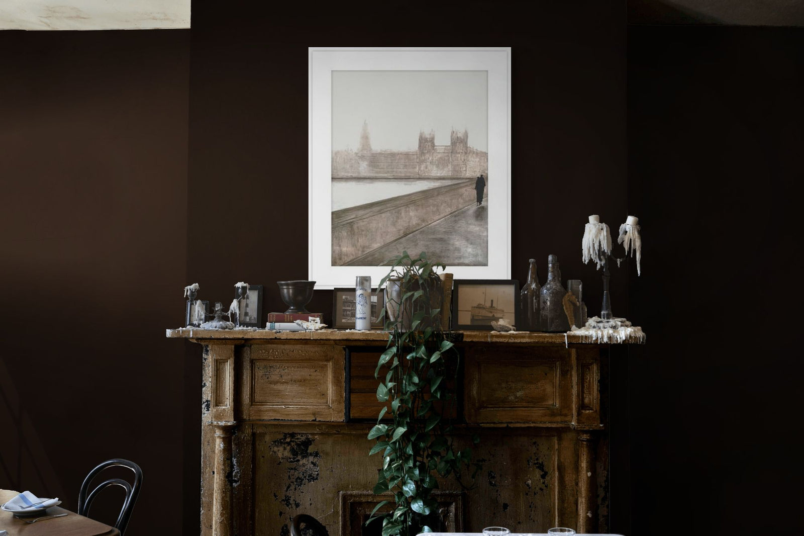England Moments 7 in a room