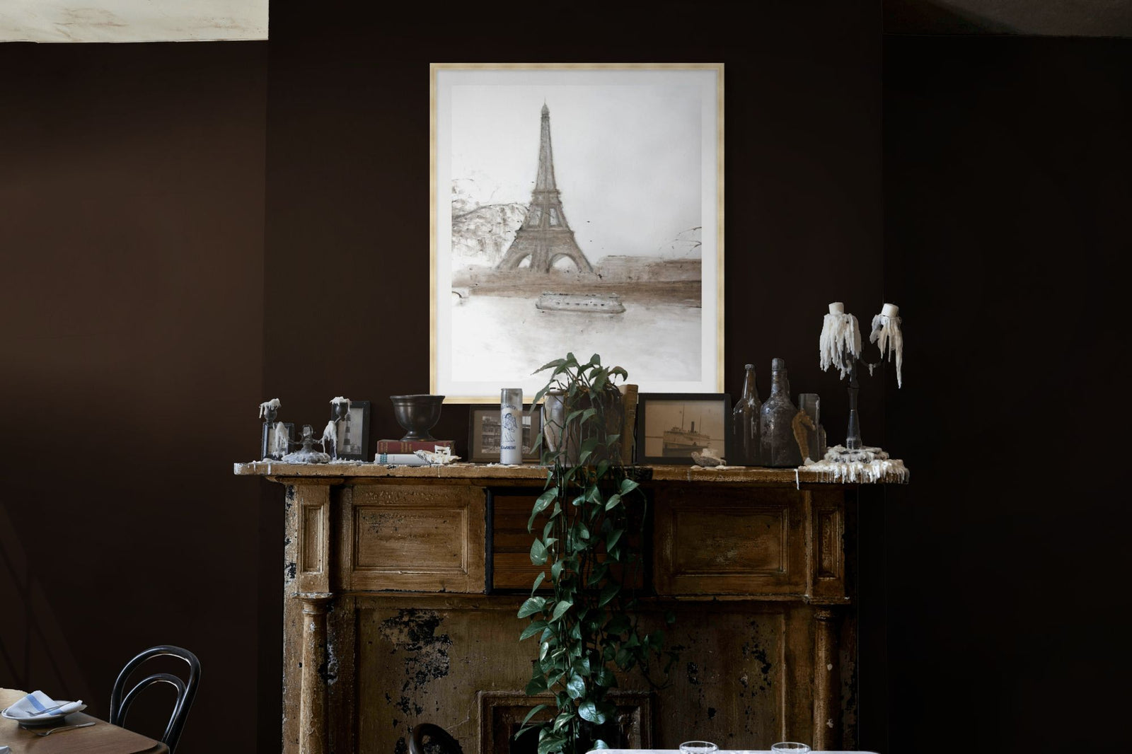 Tour Eiffel II 1 in a room