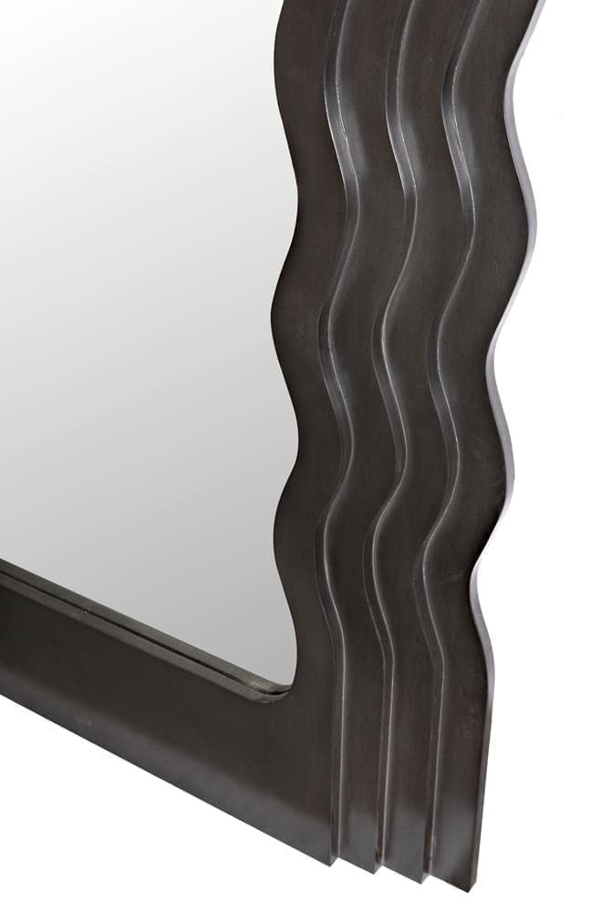 Atticus Mirror, Pale