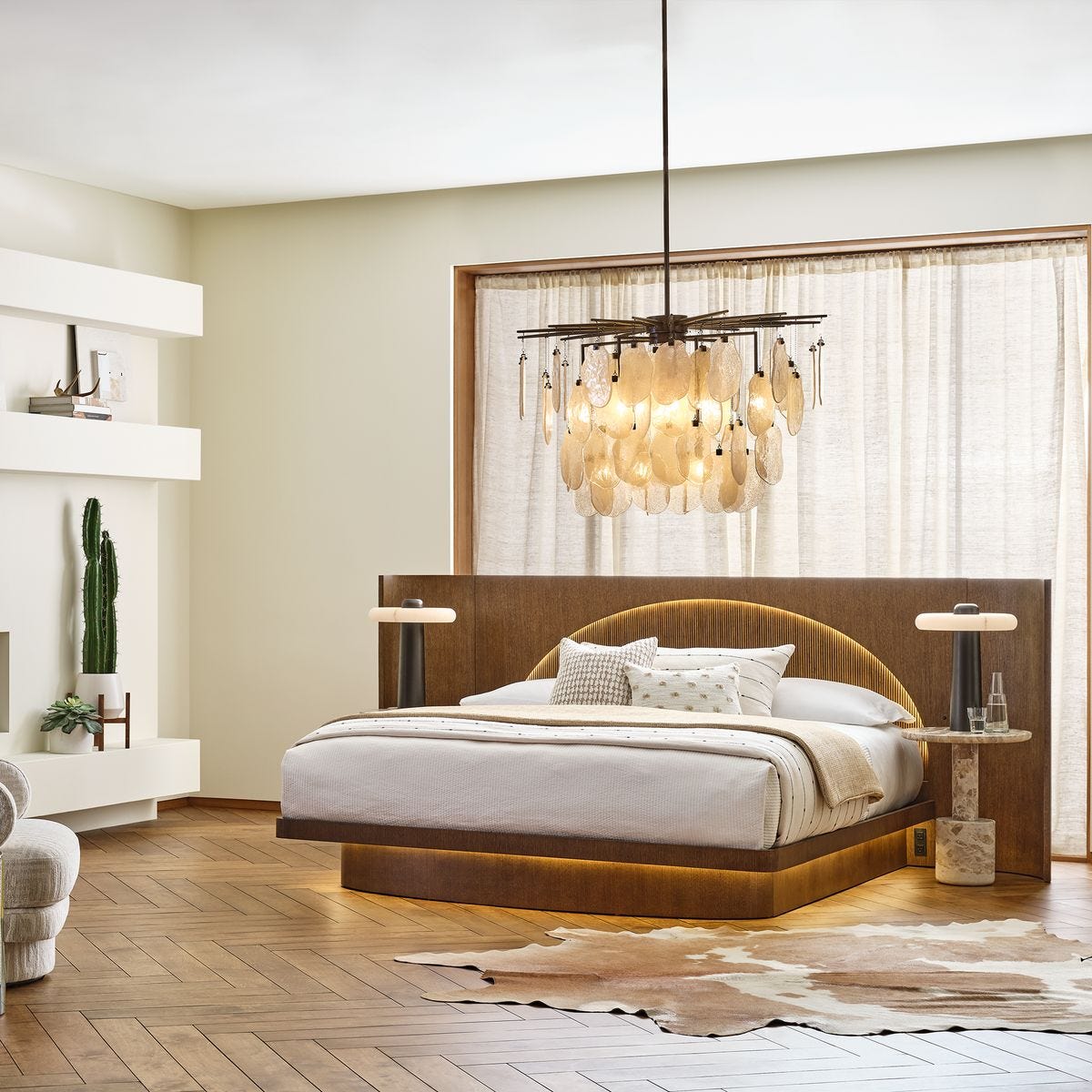 Seeded Shield, 8 Lt Chandelier - Champagne