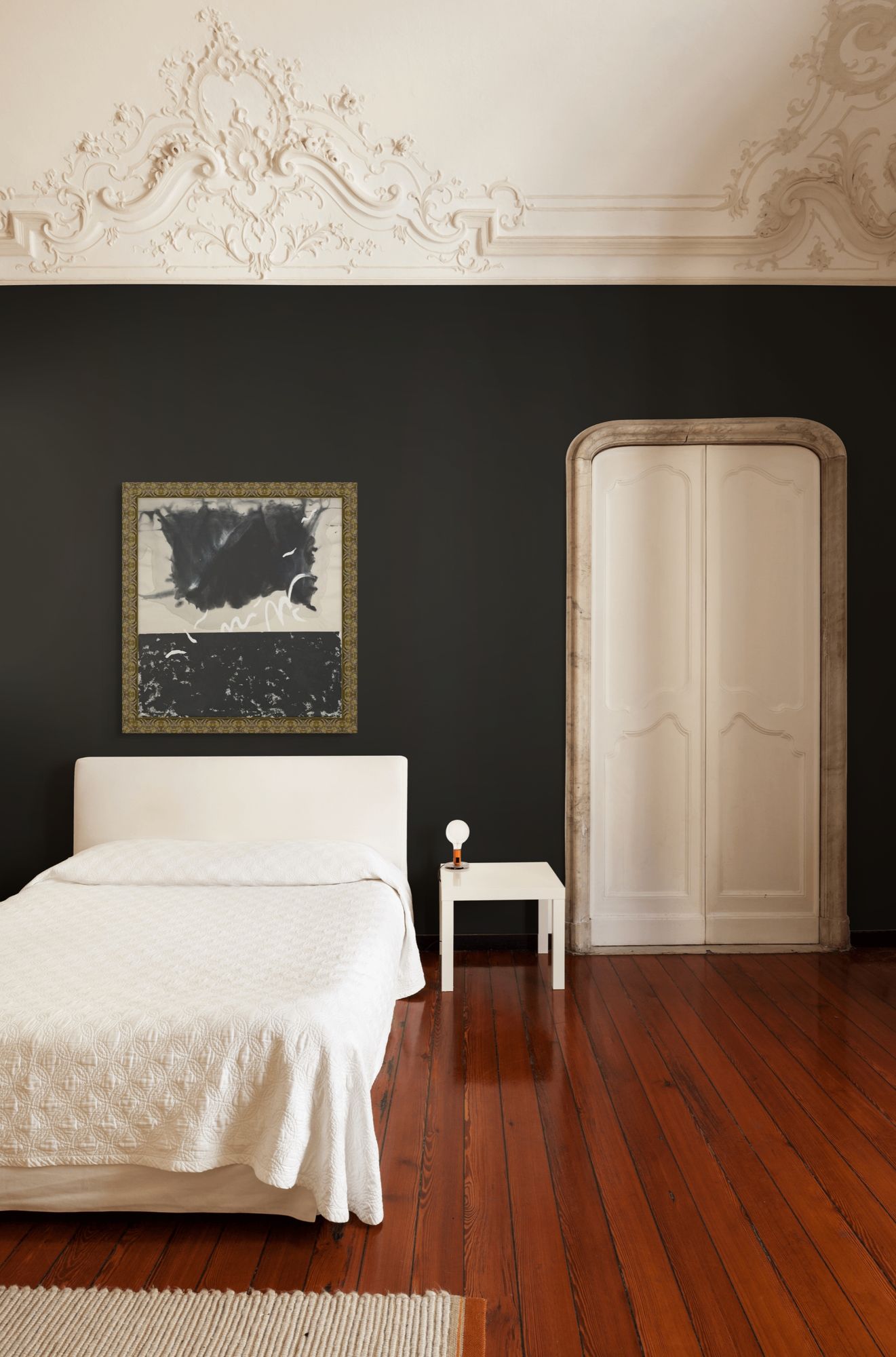 Noir Vision 1 in a room