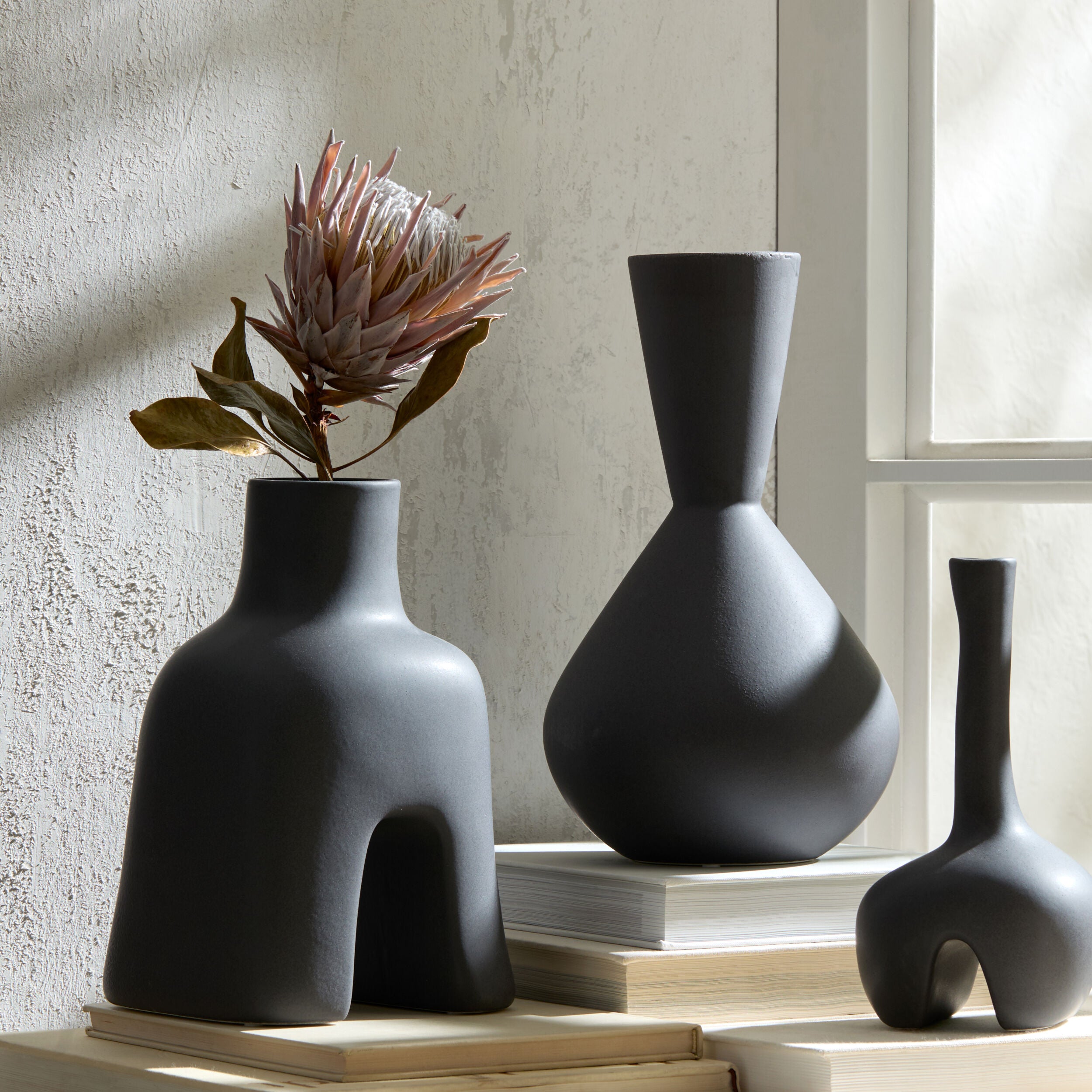 Adama Vase-Black-Squat