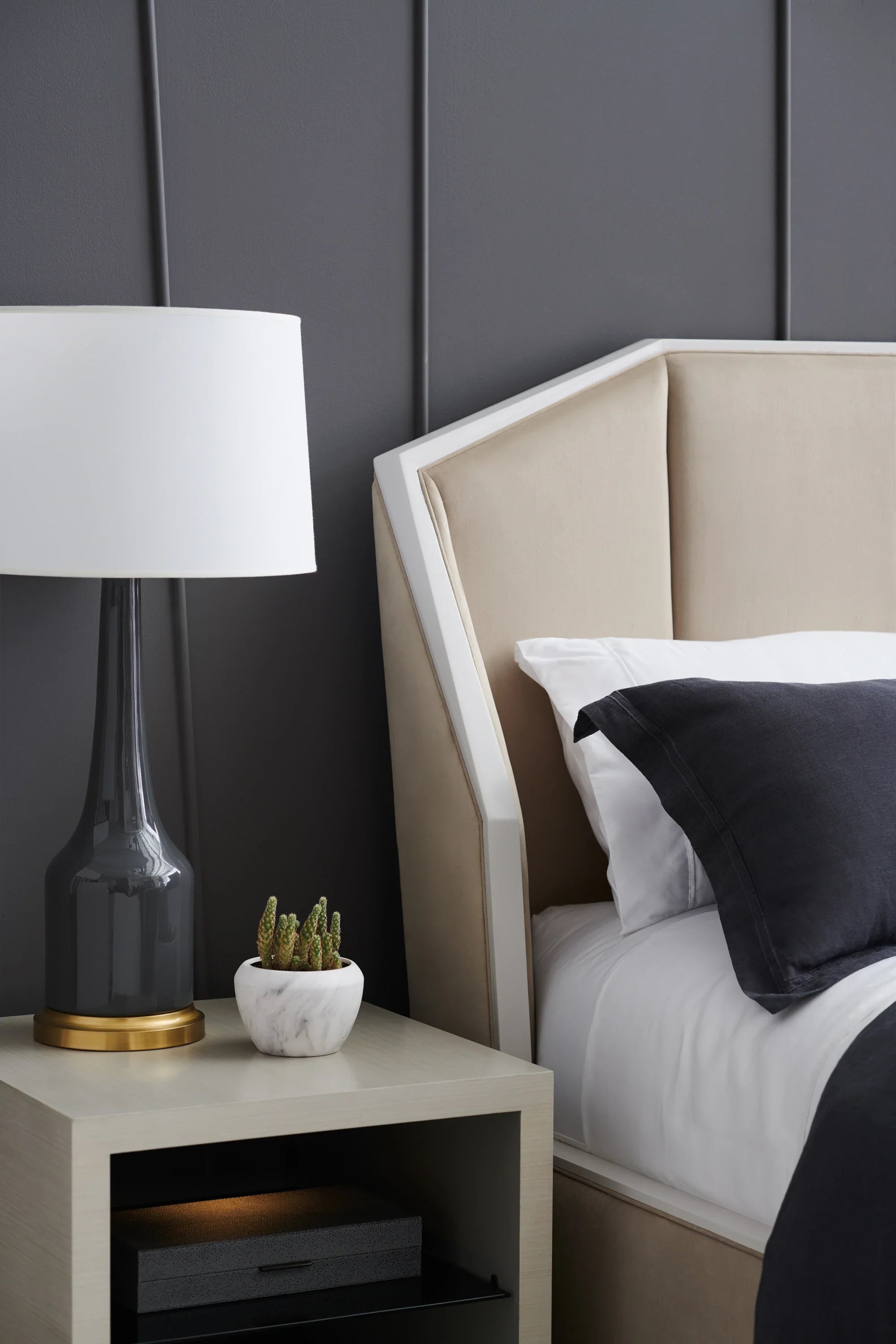 Expressions Uph Bed - King